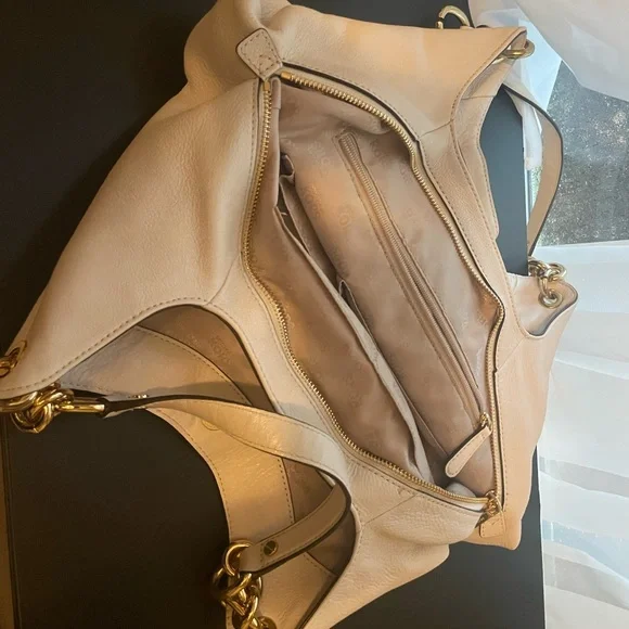 Michael Kors White Leather Bag with Gold trim - Picture 3 of 5